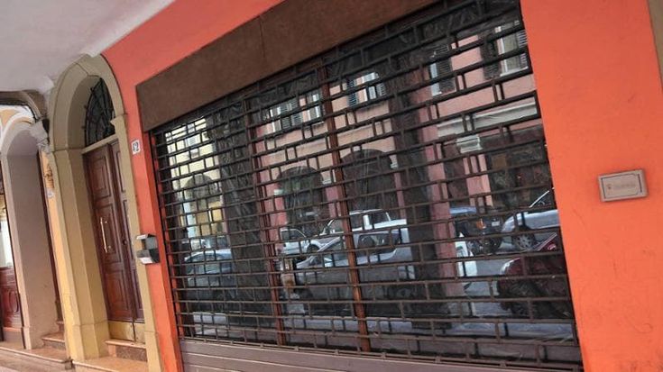 La crisi del commercio a Bologna: “Cento negozi chiusi ogni anno”