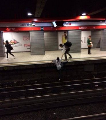 Milano, allarme in metr&ograve;: c'&egrave; una ragazza sui binari