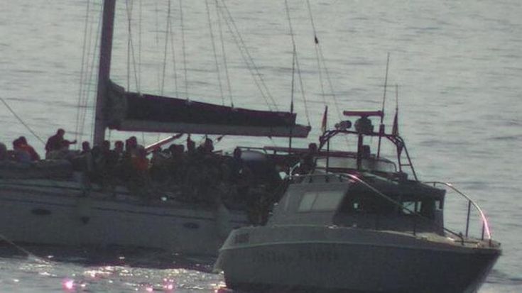 I viaggi della speranza delle famiglie di migranti in barca a vela, scoperta la rete degli organizzatori