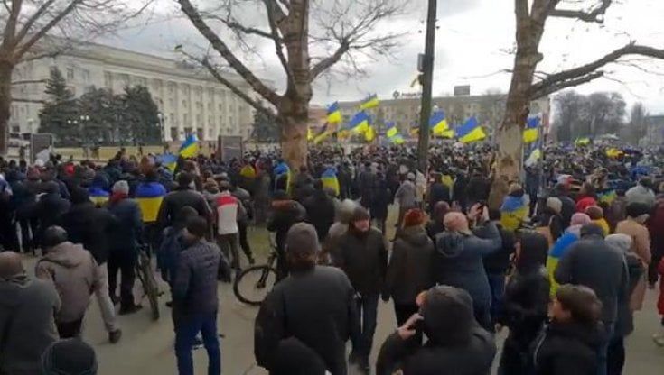 Ucraina, disobbedienza e proteste anti Russia nelle città occupate