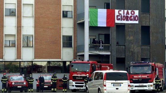 Coronavirus, a Parma l'ultimo saluto dei vigili del fuoco al collega scomparso 