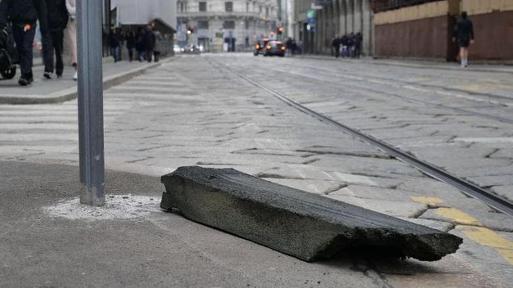 Strade colabrodo e buche killer: a Milano previsti 15 milioni all’anno per lavori e rattoppi