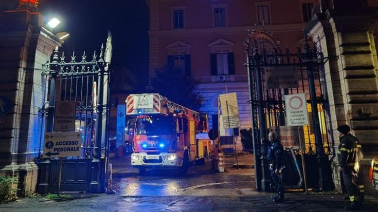 Allarme all’Umberto I di Roma, fuga di vapore danneggia la sala Tac: evacuati 30 pazienti dal pronto soccorso. “Abbiamo avuto paura”
