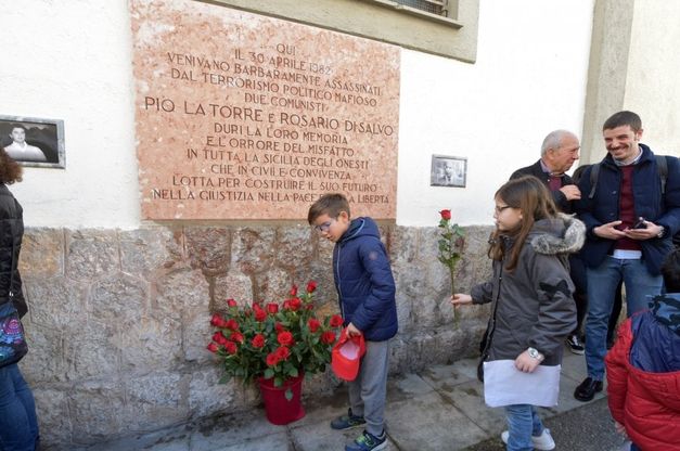 Palermo, gli studenti puliscono la lapide di La Torre e Di Salvo