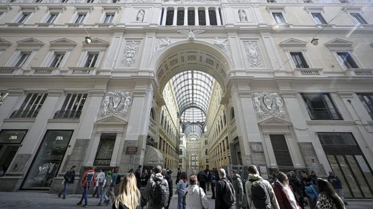 Napoli, lite sui cancelli in Galleria Umberto. Ricorso al Tar: “Residenti senza vie di fuga”