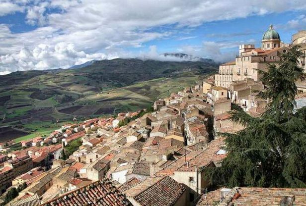 Sicilia, case in vendita al prezzo di un caff&egrave;