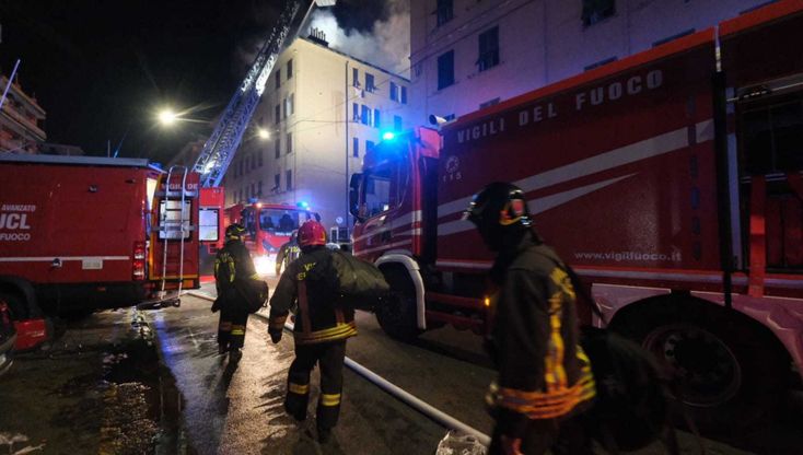 Genova San Gottardo, brucia il tetto di un condominio. Le immagini dei soccorsi