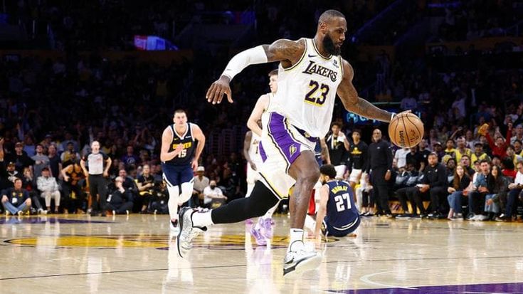 Play-off, l’orgoglio dei Lakers in gara-4: 30 punti di LeBron ai Nuggets. Boston travolge Miami