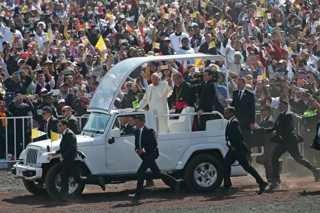 Il Papa in Messico: "Basta vite distrutte in mani di trafficanti di morte"