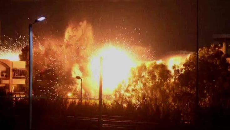 Un lampo nella notte: raid israeliano distrugge palazzo a Beirut - il video