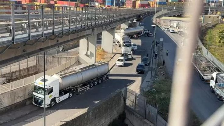 La protesta degli autotrasportatori contro il caro carburanti: code in autostrada e blocco dei porti