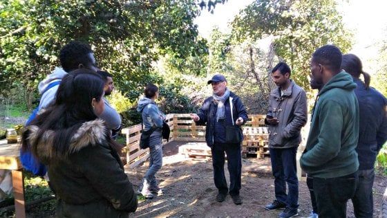 Lecce, i rifugiati curano il 'Giardino segreto' salvato dai volontari: "Un contributo alla comunità" 