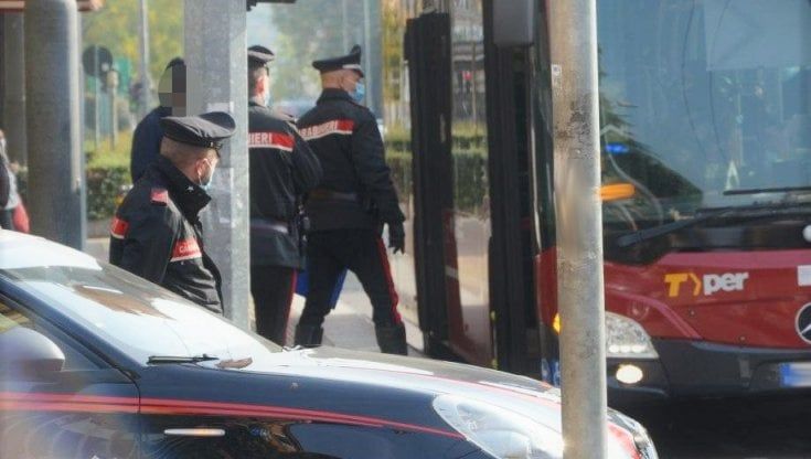 Bologna, aggredisce un carabiniere sull'autobus: arrestato