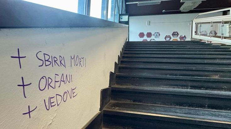 Scritte shock dopo il corteo per Aska: l’ateneo condanna, ma parte di studenti e docenti è scettica