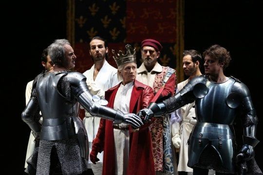 Traduttrici Lis sul palco, Maddalena Crippa le 'sposta'. Direzione teatro: "Costernati per gesto"
