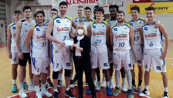 I giocatori di basket "distanti ma uniti" ai bambini ricoverati in ospedale: la colletta benefica a Varese