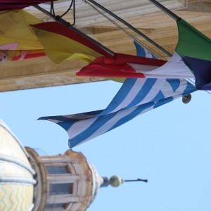 Nogarin fa sventolare la bandiera greca sul comune
