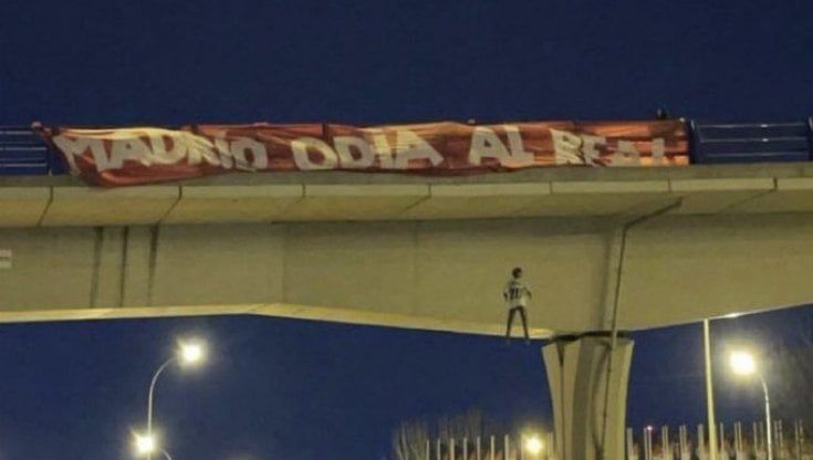 Vinicius impiccato: i tifosi dell'Atletico Madrid espongono su un ponte un lugubre manichino alla vigilia del derby col Real