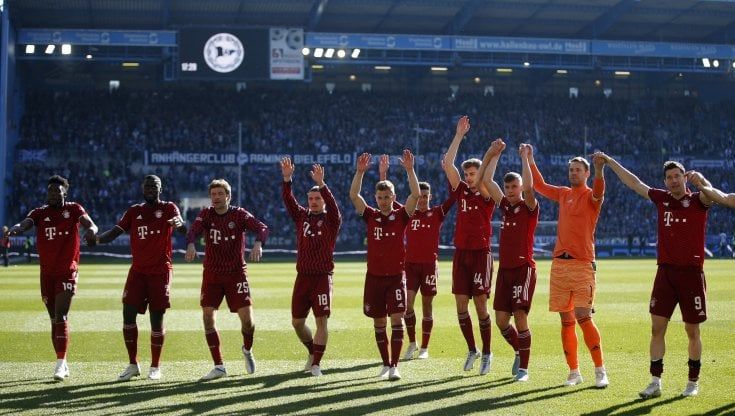 Il Bayern Monaco vince 3-0 a Bielefeld: con il Dortmund sarà match point per il titolo