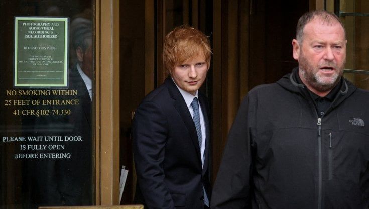 Ed Sheeran, al processo per plagio fa lo show: suona davanti alla giuria