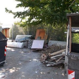 Roma, scarica rifiuti ingombranti al Portuense: multato