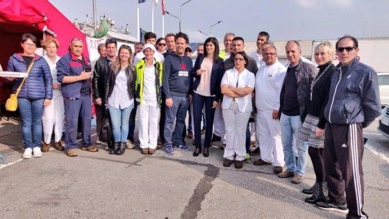Torino, Appendino ai lavoratori Hag: "Immorale delocalizzare". Calenda attacca: "E le nuove norme?"