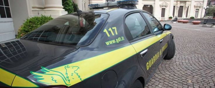 Bari, arrestato un finanziere: "Ricattava il marito di Miss preferenze". E spunta il nome di Schittulli