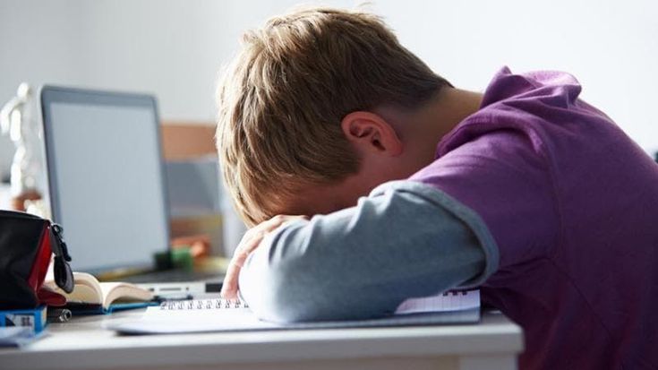 Picchiato per i voti dai genitori, un quindicenne chiede aiuto all’IA e a un amico