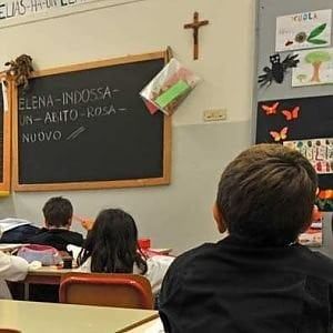 Spacca il labbro alla prof per un 4 in inglese