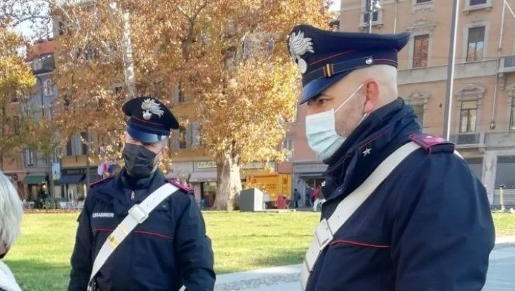 Si finge ubriaco e ruba il portafoglio a un universitario in piazza della Pace