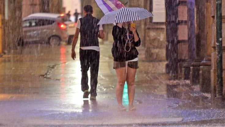 Previsioni meteo, tregua dal gran caldo, arrivano i temporali. Attenzione a grandine e raffiche di vento. Ancora bollino rosso in 13 città