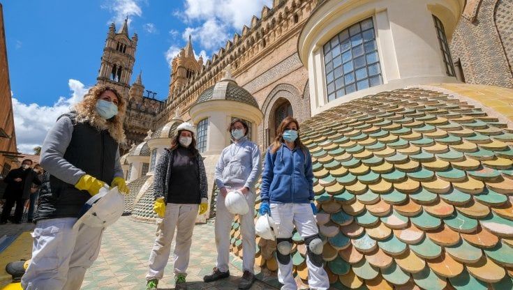 Le ragazze che rifanno il look alla Cattedrale di Palermo