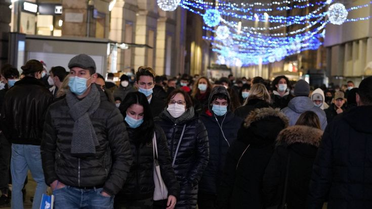 Covid, le strade affollate e il dilemma di Natale