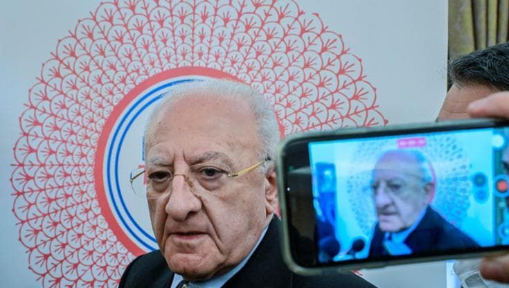 De Luca: “Episodi imbarazzanti in Parlamento durante il ricordo del Papa”
