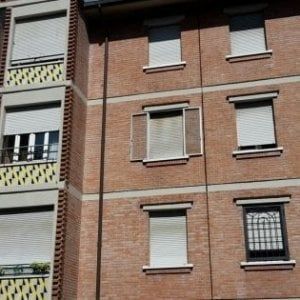 Bimbo morto in casa Acer a Bologna, archiviazione per 8 indagati: c'è anche Merola