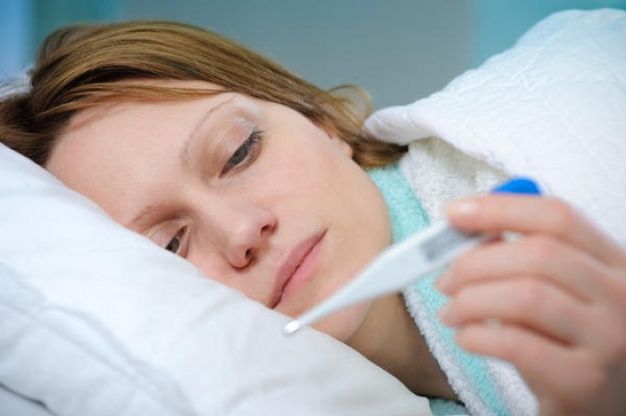Febbre alta e dolori, 120mila a letto nell'ultima settimana. Ma non &egrave; 'vera' influenza