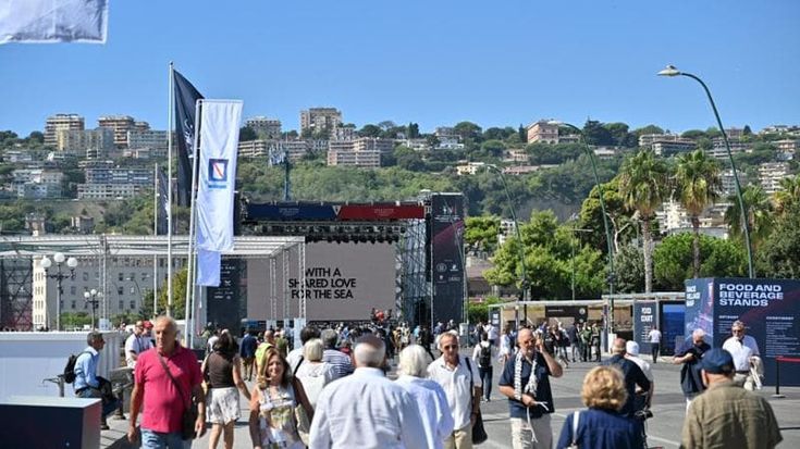 Coppa America a Napoli, in ventimila nel primo giorno. Entusiasmo per le pedane vista mare
