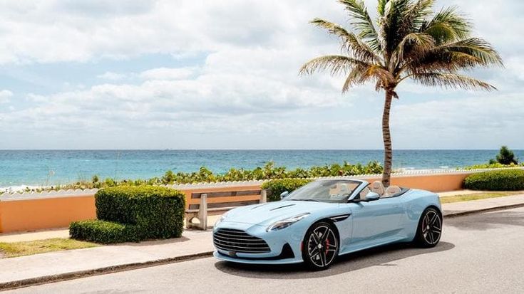 Aston Martin DB12 Volante sempre più esclusiva: arriva la prima e unica Palm Beach edition