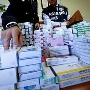 Napoli, arrestato farmacista, vendeva farmaci rubati: sequestrati 200 milioni e 300mila euro