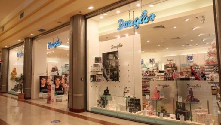 Douglas chiude 14 profumerie a Roma: 50 dipendenti rischiano il posto