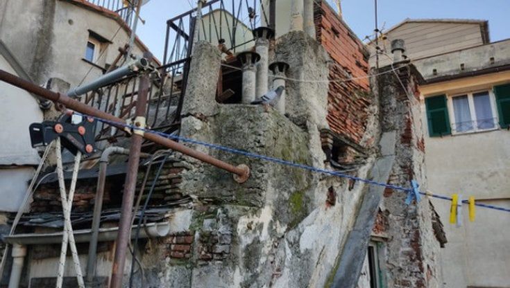 Palazzi sgomberati in centro storico, presidio davanti a Tursi