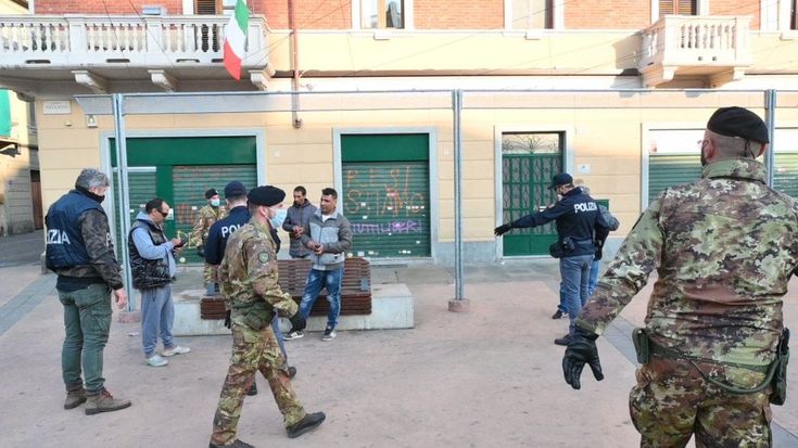 Barriera di Milano, arriva l'esercito per sciogliere gli assembramenti: "Andate a casa"
