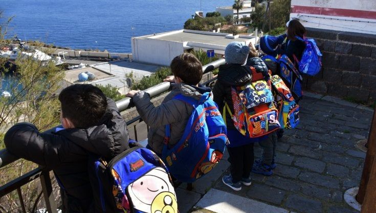 Ustica, la scuola più piccola di Sicilia: il mare divide alunni e  prof