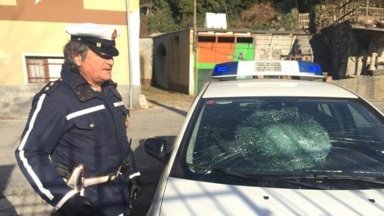 Ivrea, sfascia l'auto dei vigili, si barrica in casa e poi fugge: ricercato dalla polizia