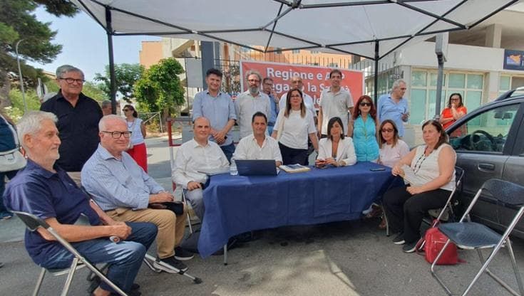 Gela, il sindaco riceve davanti all’ospedale: “Protestiamo contro i tagli alla sanità”