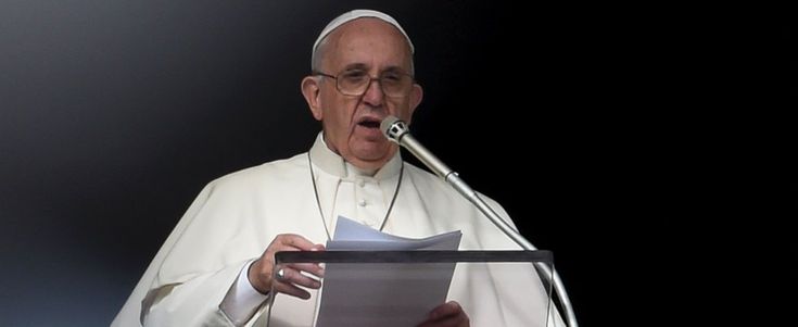 Papa Francesco sui migranti: "L'Europa non vacilli". E ringrazia l'Italia