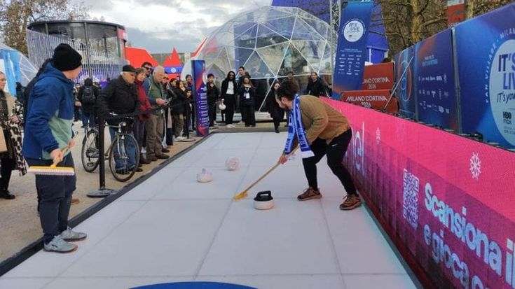 In fila per il (mini) curling tra il Castello e il parco: “Grazie a Constantini e Mosaner”