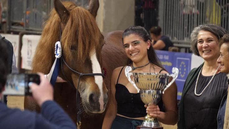 Fieracavalli Verona 2022 - Letizia che corre scalza con il cavallo agricolo: "All'inizio era un gioco, ora facciamo spettacoli"