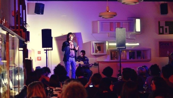 Amori infelici o figuracce, confessatevi dal palco: torna il format "Don’t tell my mom"