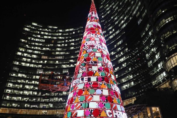 Buon Natale in 16 lingue del mondo, albero hi-tech nel cuore della nuova Milano